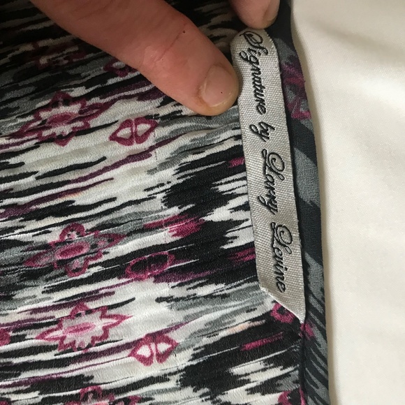 Larry Levine V-Neck Top • Long Sleeve • Pink Black Gray Ikat Print Stretchy - Picture 12 of 13